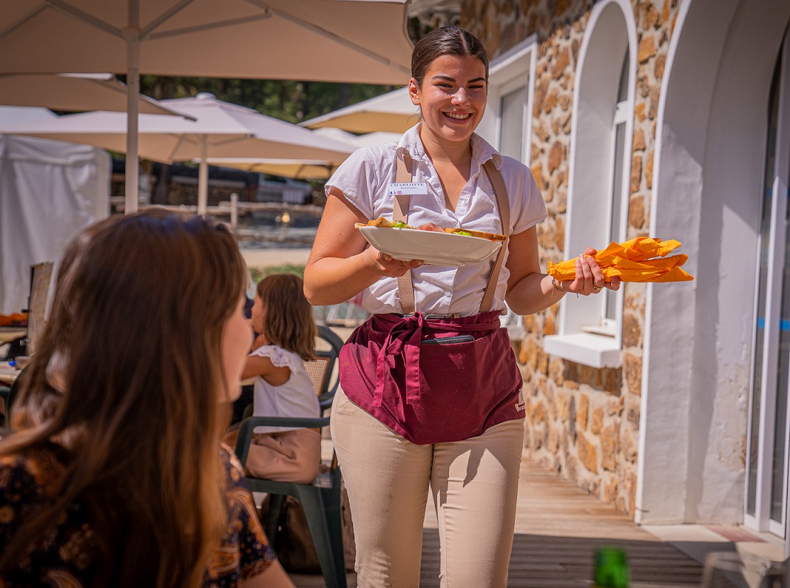 Serveuse souriante au restaurant le Panoramique