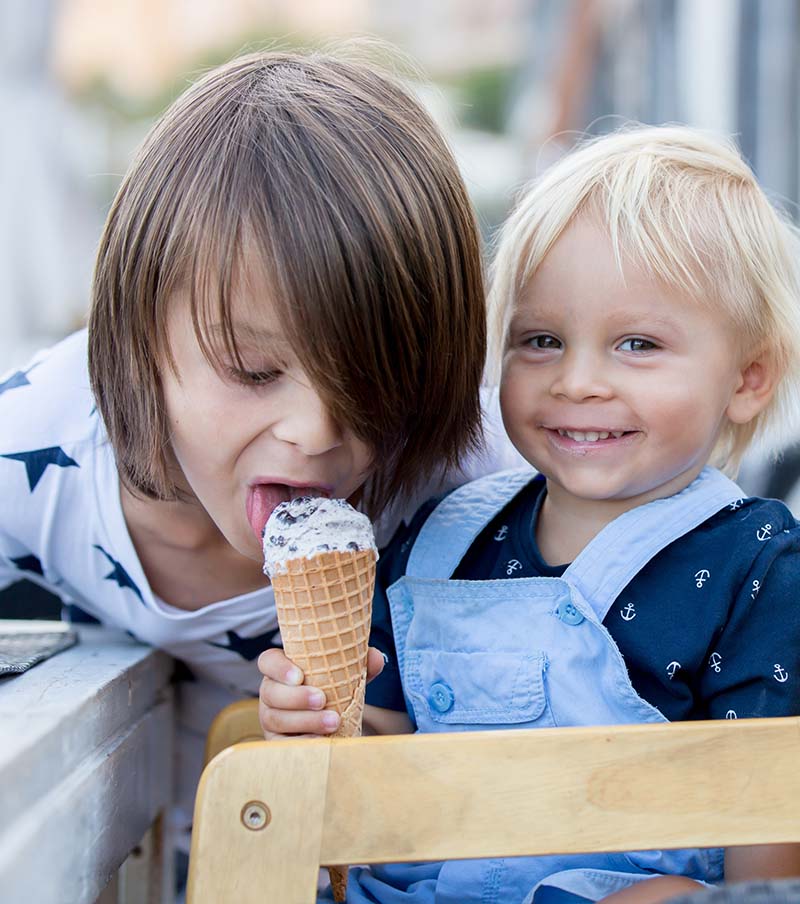Deux enfants qui dégustent une glace