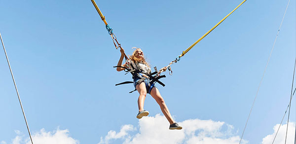 Sensation extrême avec le grand saut à l'élastique